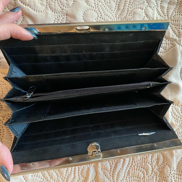 Red faux crocodile leather clutch - Picture 3 of 13